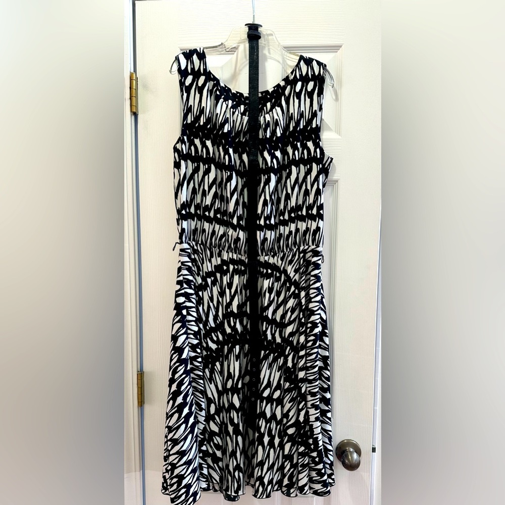 Pre-owned Women’s black and white print Alfani Sleeveless Dress